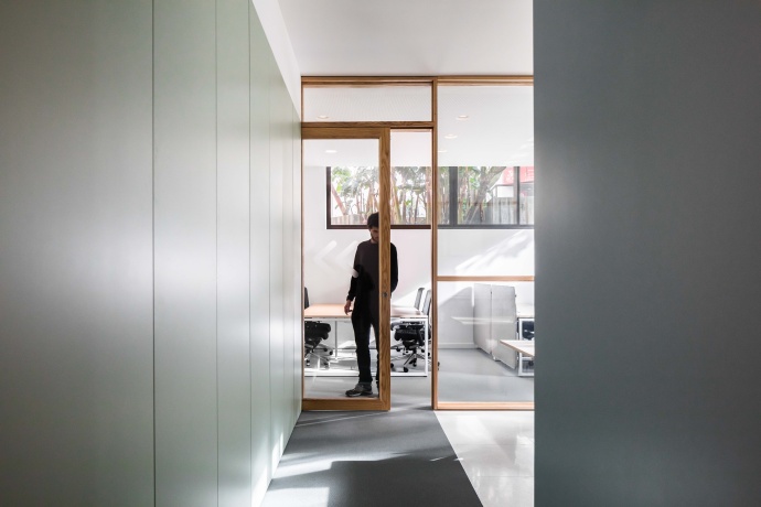 imagem de escritório com pessoa